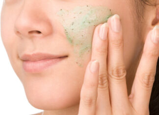 Exfoliate là gì? Nên chọn tẩy da chết hóa học hay tẩy da chết vật lý? Exfoliate