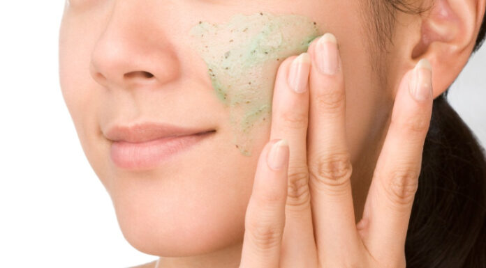 Exfoliate là gì? Nên chọn tẩy da chết hóa học hay tẩy da chết vật lý? Exfoliate