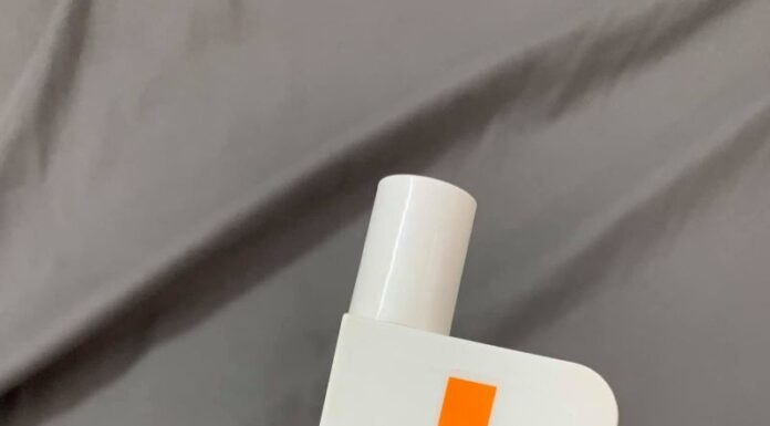 Review kem chống nắng La Roche Posay Anthelios Shaka Fluid SPF 50