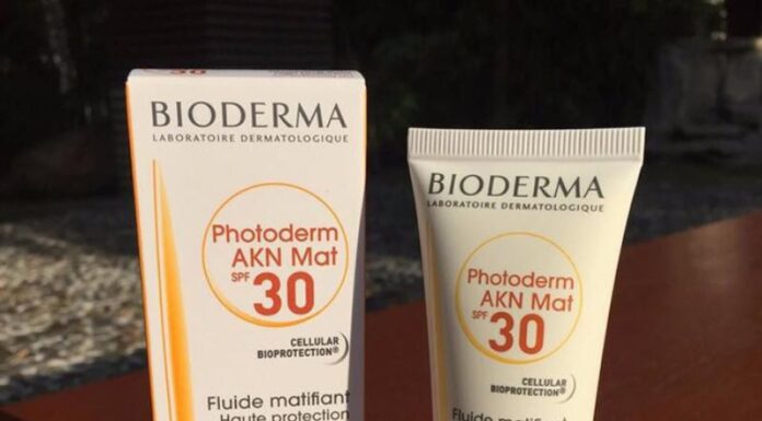 Review kem chống nắng Bioderma Photoderm AKN Mat SPF 30 cho da dầu mụn, da nhạy cảm