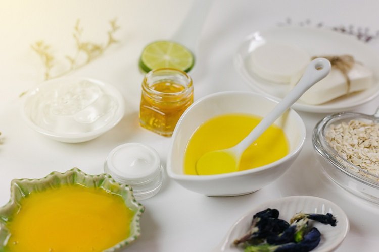 Nghệ - mật ong - chanh tươi - sữa chua cũng là bí quyết ngừa mụn dành cho da dầu