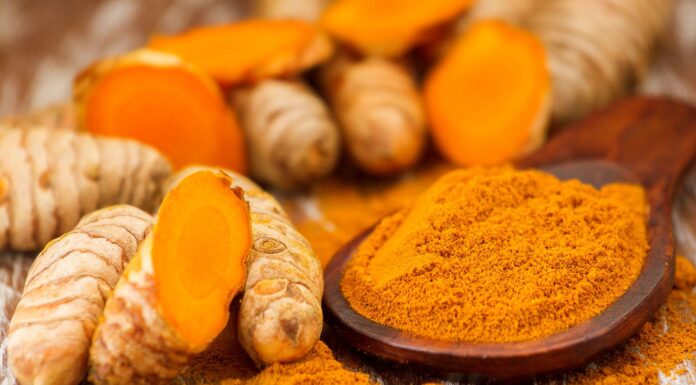 Đắp mặt nạ nghệ bị nóng mặt