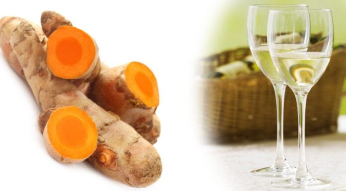 Đắp mặt nạ rượu nghệ đánh bay nám tức thì