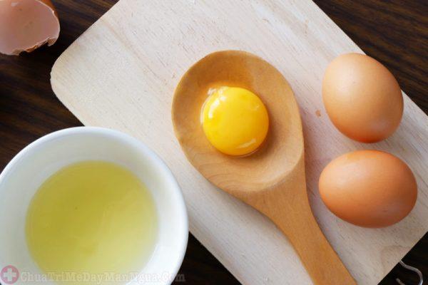 Trứng tách vỏ lấy mỗi phần lòng đỏ trứng đánh nhuyễn