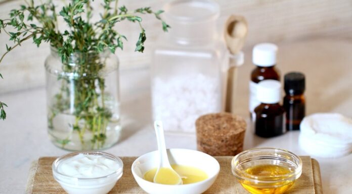 Hướng dẫn làm mặt nạ sữa chua mật ong và dầu oliu