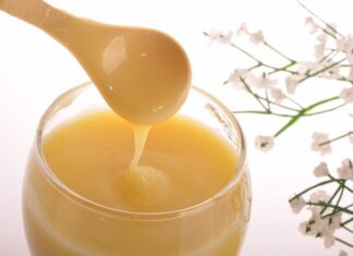 Hướng dẫn làm mặt nạ sữa ong chúa và tinh bột nghệ