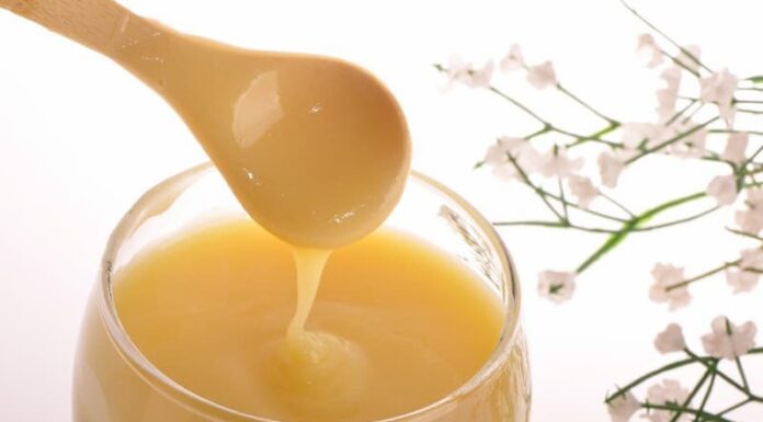 Hướng dẫn làm mặt nạ sữa ong chúa và tinh bột nghệ