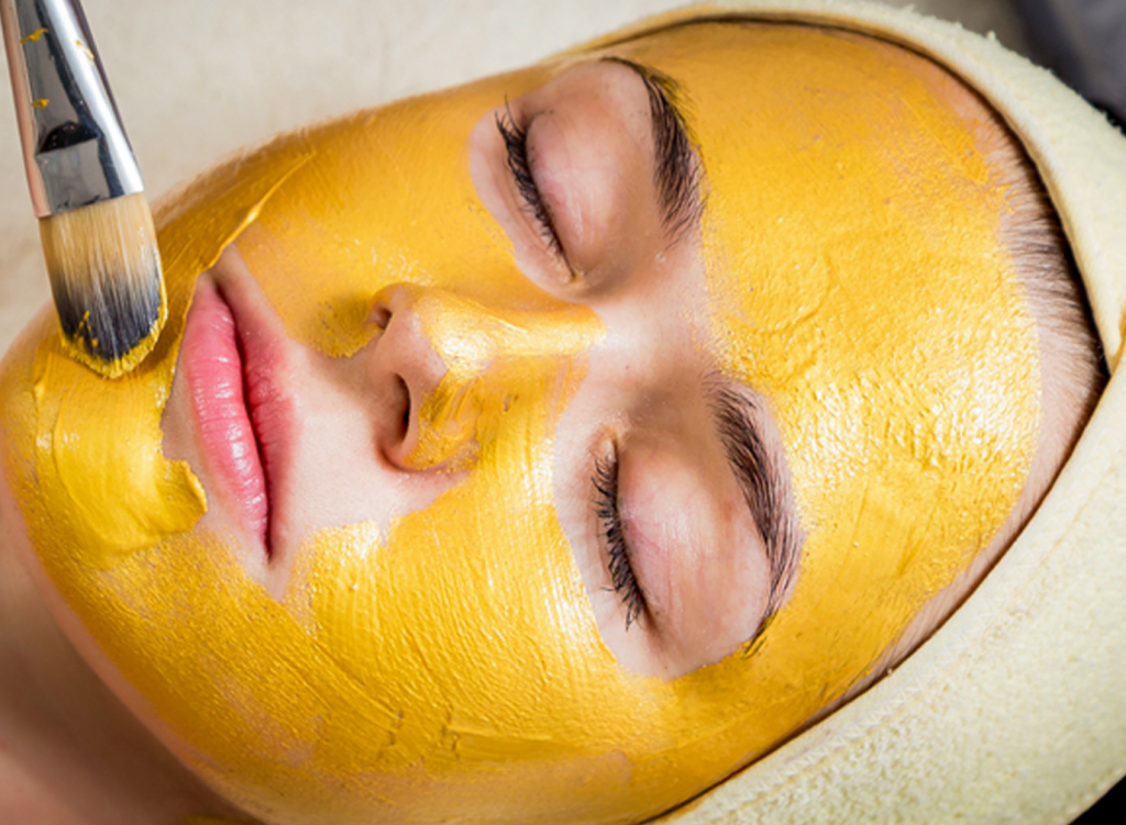 Thoa mặt nạ, massage nhẹ nhàng và giữ mặt nạ trên da trong vòng 15-20 phút 