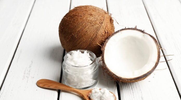 Thoa dầu dừa lên mặt có tốt không?