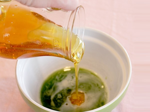 Cho thêm mật ong, sữa tươi vào trộn đều với nước cốt dưa leo thành hỗn hợp đồng nhất