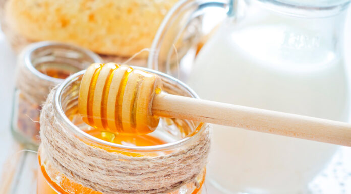 Hướng dẫn làm mặt nạ mật ong sữa tươi