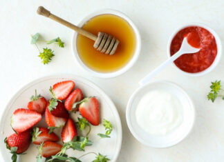 Hướng dẫn làm mặt nạ dâu tây sữa tươi mật ong