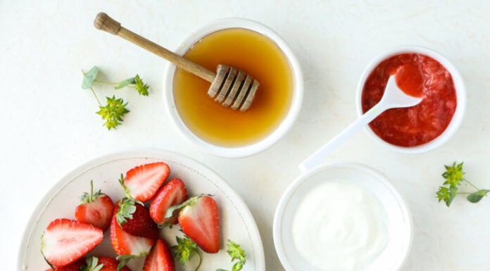 Hướng dẫn làm mặt nạ dâu tây sữa tươi mật ong