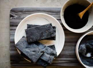 Hướng dẫn làm mặt nạ mật ong than hoạt tính