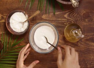 Bôi dầu dừa lên mặt có bị mọc lông không? “Nguy cơ” từ làm đẹp sai cách