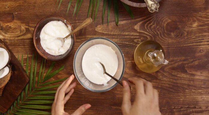 Bôi dầu dừa lên mặt có bị mọc lông không? “Nguy cơ” từ làm đẹp sai cách