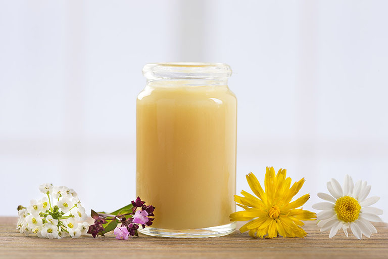 Sữa ong chúa còn được gọi là thần dược tái tạo làn da.