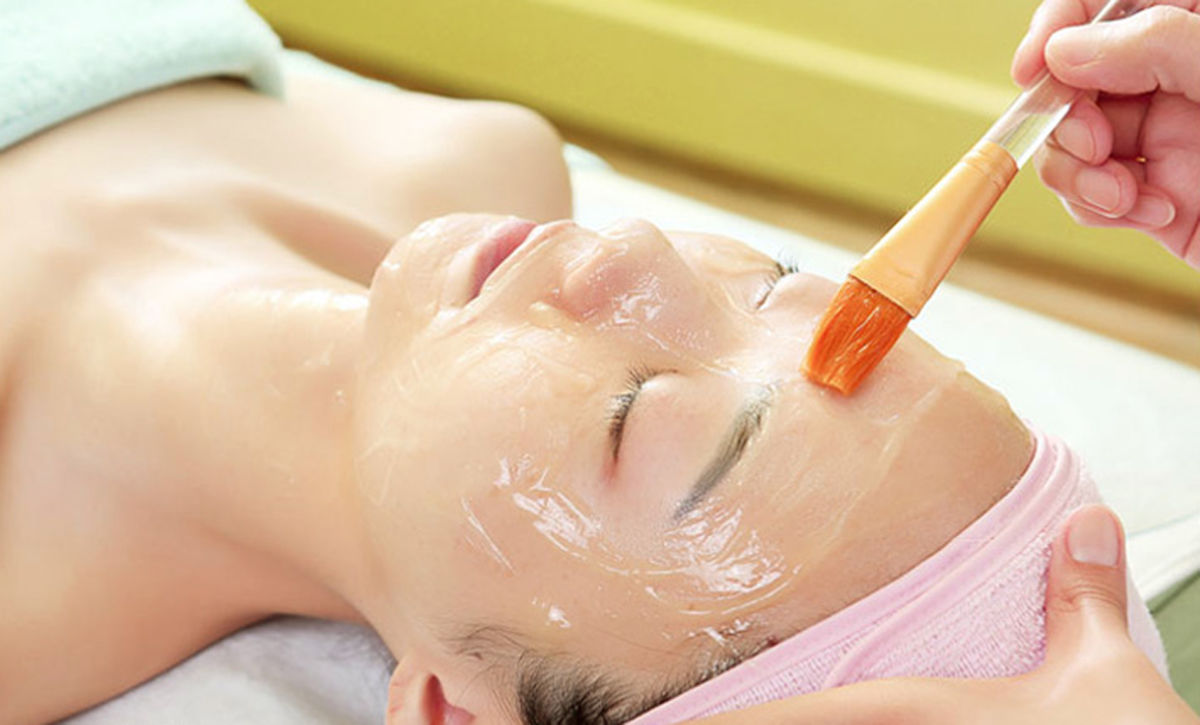 Dùng cọ hoặc tay sạch để thoa mặt nạ nhẹ nhàng lên da, sau đó tiến hành massage da mặt
