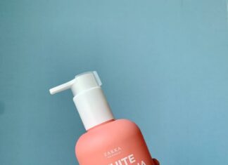 Review Sữa Dưỡng Thể White Camellia Zakka Naturals chứa công thức gấp 4 lần dưỡng da sáng mịn, đều màu