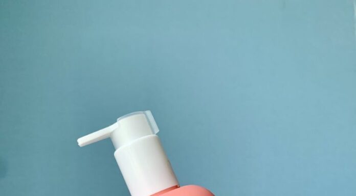 Review Sữa Dưỡng Thể White Camellia Zakka Naturals chứa công thức gấp 4 lần dưỡng da sáng mịn, đều màu